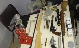 PM localiza explosivos, dinamite, pólvora e armas em apartamento de Chapecó