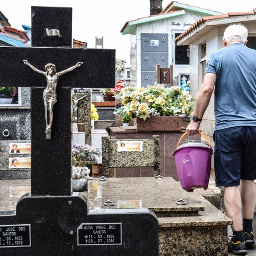 Famílias iniciam limpeza de túmulos no Cemitério São Miguel e Almas 