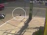 VÍDEO: Motociclista cai em bueiro após ser atingida por carro