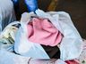 Imperial Supermercados distribui peças de roupas e uma tonelada de alimentos
