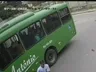 Motociclista vai parar embaixo da roda de ônibus e sai andando; veja