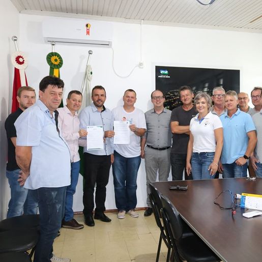 Administração entrega 1ª licença ambiental expedida pelo CONDER para Iporã do Oeste
