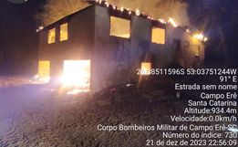 Incêndio em residência deixa um morto e outro gravemente ferido