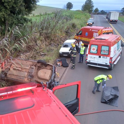 Idoso fica ferido em capotamento de veículo na BR-282 
