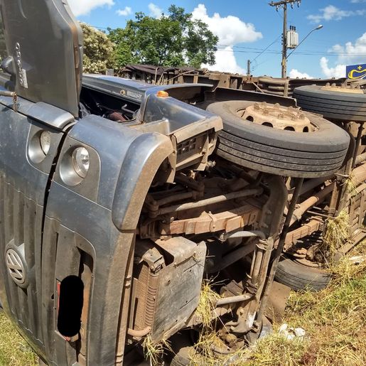 FOTOS: Caminhão sai da pista e tomba na BR 163 
