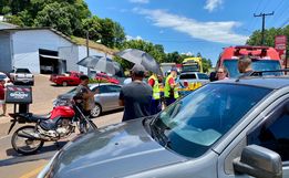 Mulher fica ferida após colisão entre carro e moto em Descanso