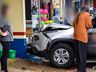 Veículo colide em fachada de empresa em São Miguel do Oeste; vídeo