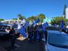 Debate de candidatos a prefeito reúne eleitores com bandeiras e carro de som em frente à Rede Peperi