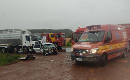 Colisão entre carro e caminhão deixa um morto e outro gravemente ferido