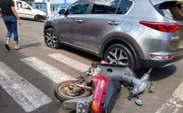 Mulher fica ferida em acidente de moto