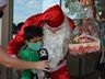 Campanha “Um presente de Natal” reúne crianças para entrega de presentes