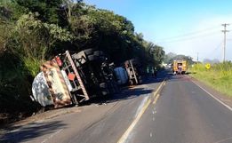 Tombamento de caminhão com combustível tem vazamento em rodovia e óbito em Quilombo