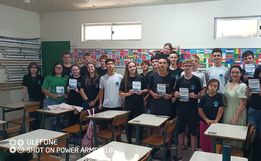 Alunos lançam livro sobre a história de Iporã e Centenário da Colonização na região