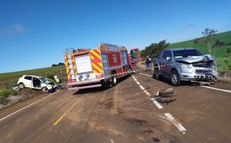 Colisão entre carro e caminhonete deixa três feridos em Campo Erê