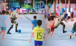 VÍDEO: Policiais aceitam convite curioso e fazem a alegria de crianças em SC