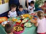 Centro Municipal de Educação Infantil promove dia da fruta com alunos
