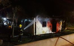 Residência pega fogo durante a madrugada em Maravilha