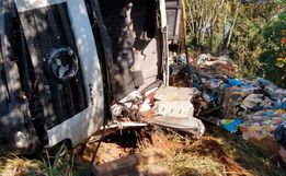 Caminhoneira fica presa às ferragens em tombamento na BR-282