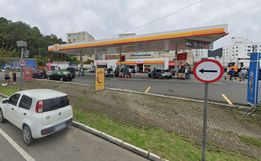 Motorista arranca bomba de posto de combustível e provoca incêndio em Balneário Camboriú