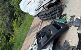 Motorista fica preso às ferragens após colisão entre van e caminhão na BR-163