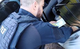 PRF flagra casal com 52 iPhones escondidos em carro na BR-282