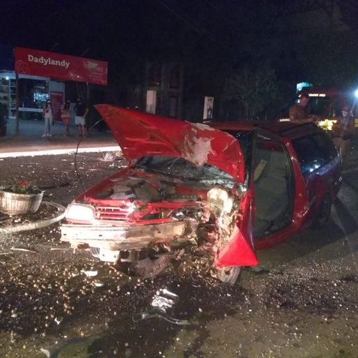 Motorista fica ferido em colisão de carro em poste