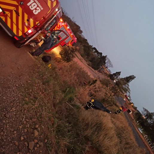 Bombeiros atendem saída de pista na BR 163