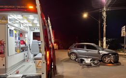 Colisão entre carro e moto deixa mulher ferida em SMOeste 