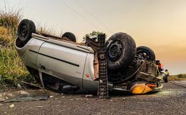 VÍDEO: motorista abandona carro após capotamento na BR-282