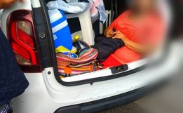 Motorista é flagrado levando sogra em porta-malas de carro na SC-401