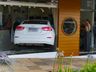 Carro invade loja no centro de São Miguel do Oeste