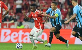 Grêmio vira e volta a vencer Gre-Nal após dois anos e meio
