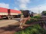 Carreta carregada de leite tomba à margem da pista de desvio na BR 163, em São José do Cedro