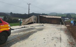 Carreta tomba na pista e bloqueia trânsito em Bom Jesus