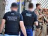 Operação da Polícia prende quatro pessoas e apreende arma de fogo em SMOeste