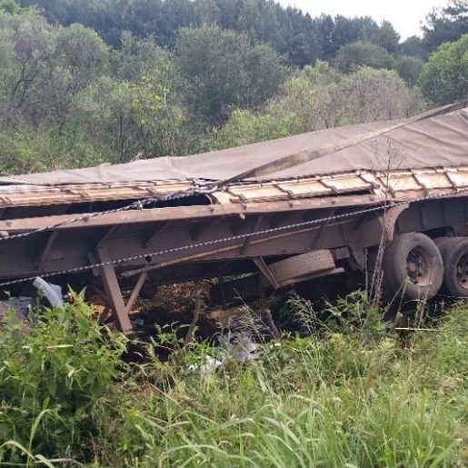 Caminhoneiro morre em tombamento de carreta 