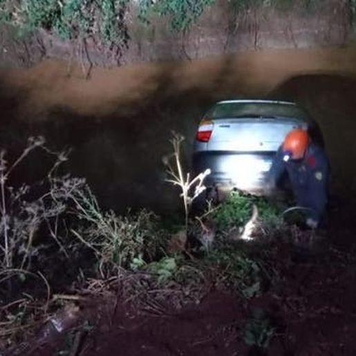 Homem de 45 anos morre após carro cair em açude no Oeste de SC
