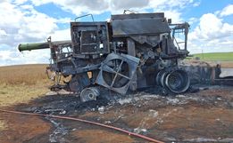 Colheitadeira é destruída pelo fogo em Campo Erê