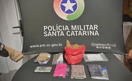 Operação da PM apreende drogas e resulta na condução de três suspeitos de tráfico, em SMOeste