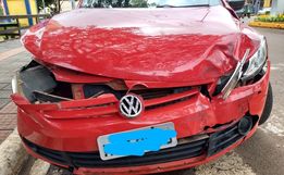 Motorista invade rótula e causa acidente em SJCedro