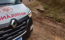 Pai e filha ficam feridos em queda de moto no interior de Itapiranga