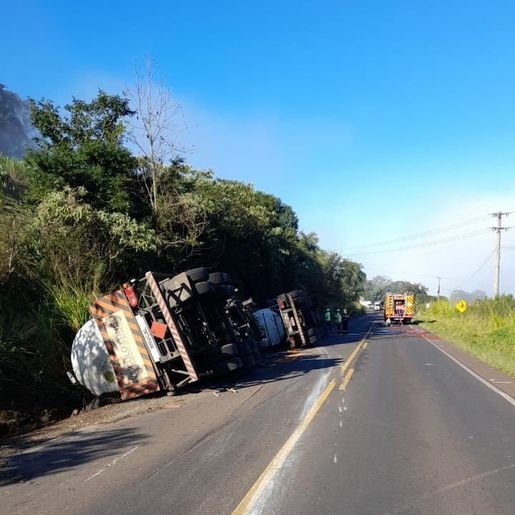 Tombamento de caminhão com combustível tem vazamento em rodovia e óbito em Quilombo