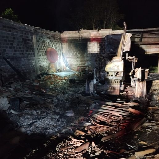 Incêndio destrói trator e parte de galpão no interior de Iraceminha  