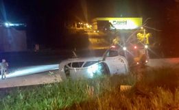 Carro com um argentino capota na BR-163 em São José do Cedro