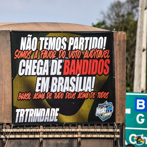 Ao som do Hino Nacional manifestantes realizam parada no trevo da BR-282 