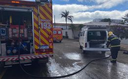 Kombi pega fogo em SMO minutos antes de viagem para Foz do Iguaçu