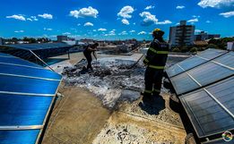 Incêndio destrói Papai Noel Gigante da Rede Peperi em SMO