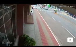 VÍDEO: Câmera de segurança flagra colisão entre carro e moto em Iporã do Oeste 