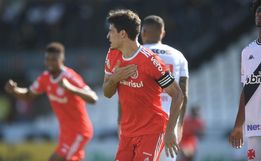 Inter vence com polêmica de VAR, mantém liderança e complica o Vasco