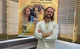 Bielorrusso que atravessa o Brasil de bicicleta visita Rádio Itapiranga